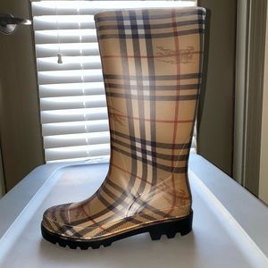 Burberry rain boots classic
